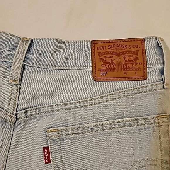 Levis Jean shorts size 26 501s. - Picture 3 of 12